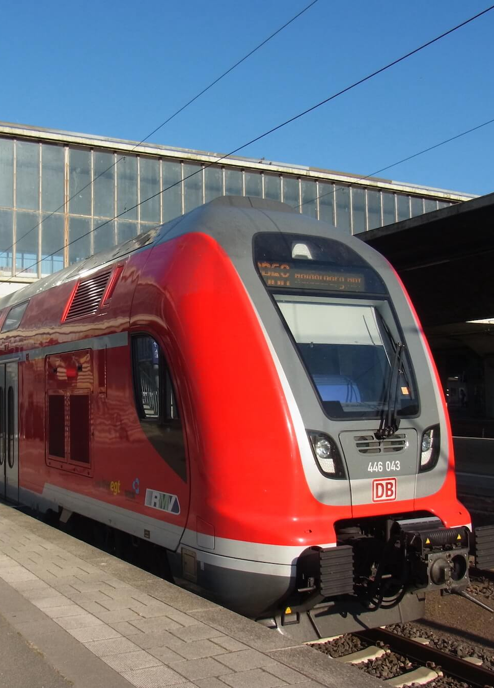 Bahn steht am Gleis