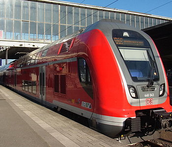 Bahn steht am Gleis