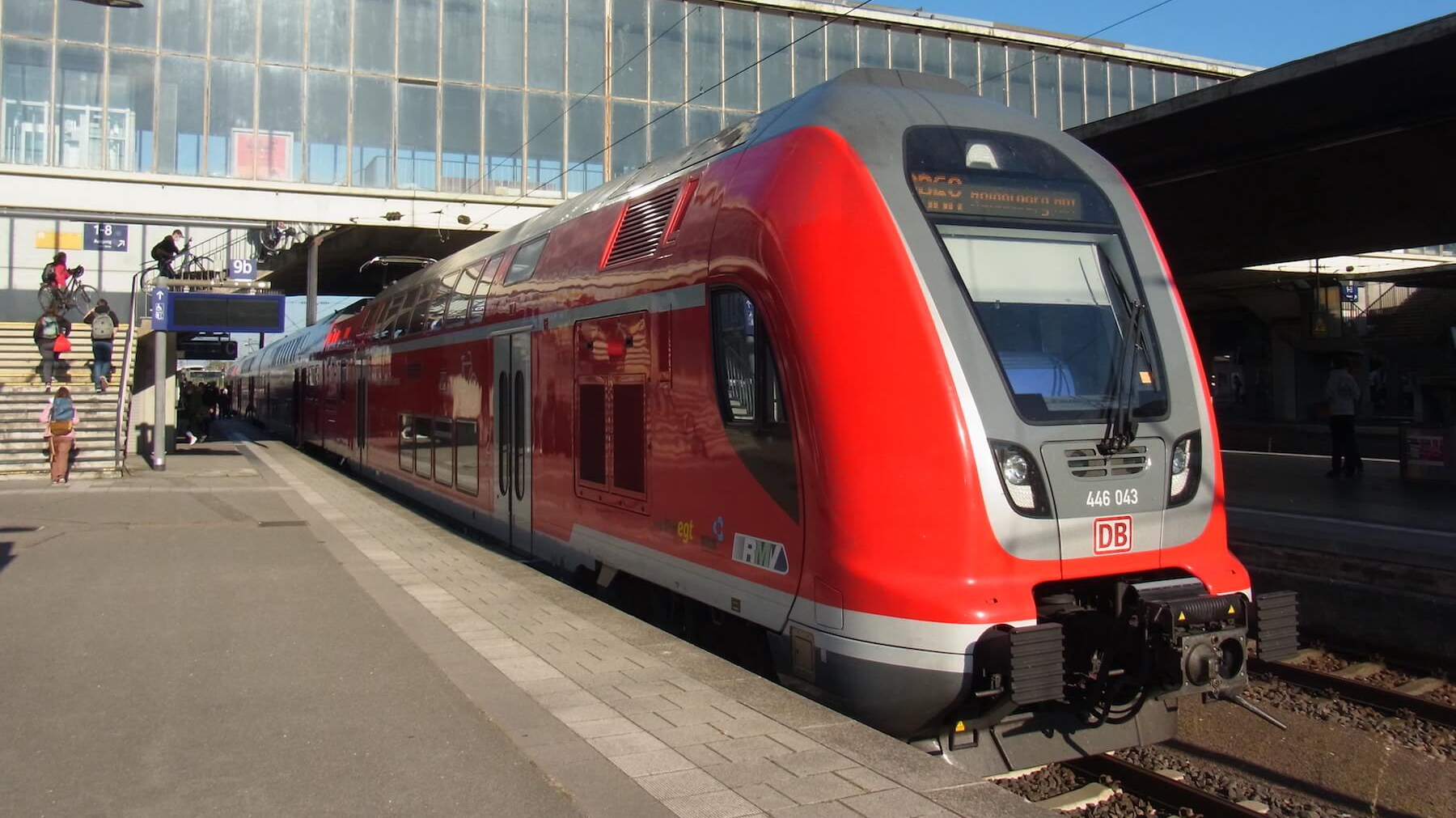 Bahn steht am Gleis