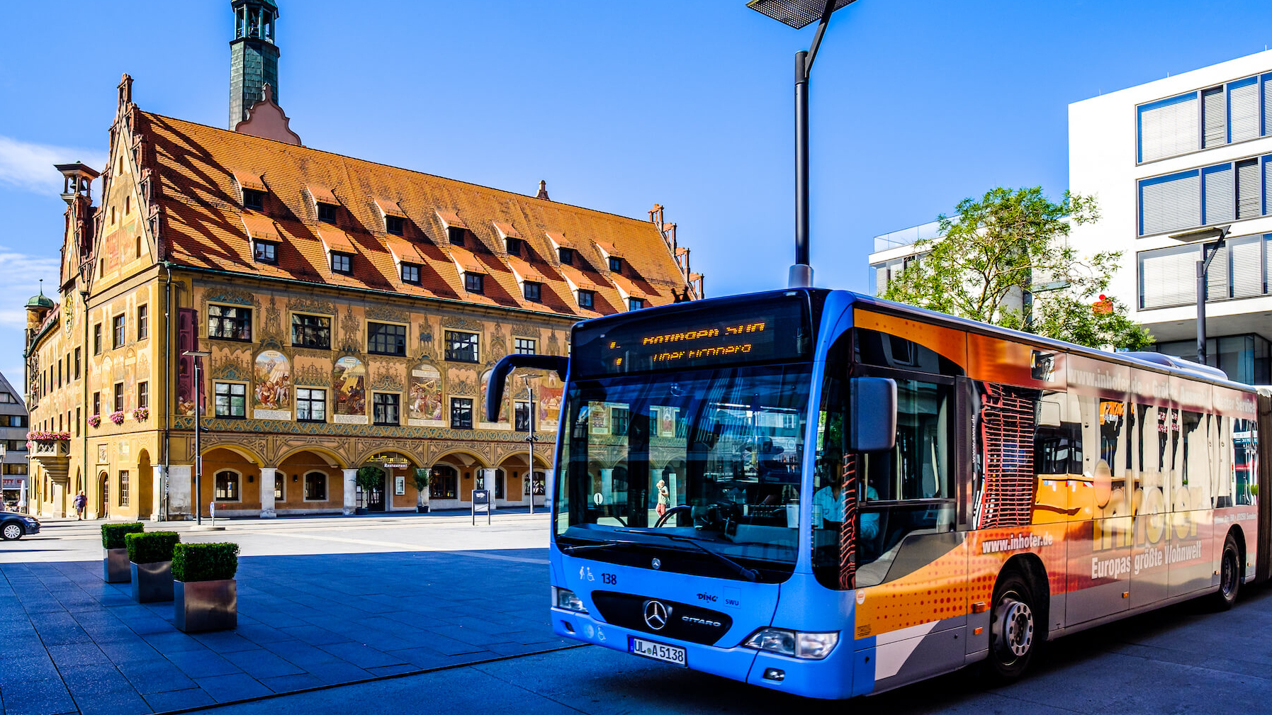 Bus steht in der Altstadt von Ulm.