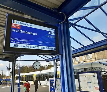 Anzeigetafel am Bahnhof gibt Auslastung an