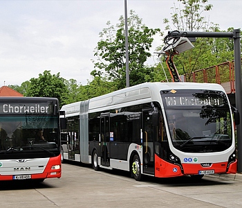 E-Bus der KVB wird mit Strom aufgeladen