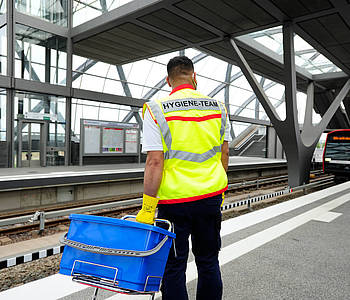 Mitarbeiter des Hochbahn-Hygieneteams am Bahnsteg.