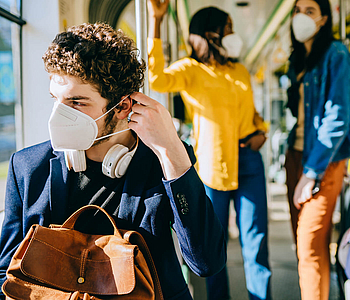 Menschen fahren mit Maske Bus